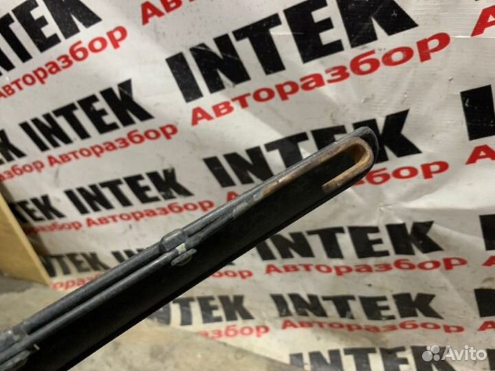 Поводок дворника передний левый Hyundai Accent