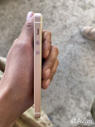 Телефон iPhone 5SE