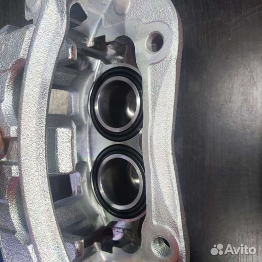 Суппорт передний левый / правый Hyundai H1/Starex