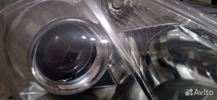 Фара передняя правая Toyota Prius Alpha 2012 г