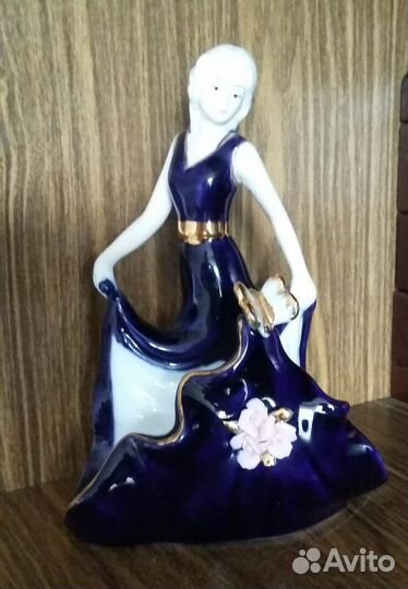 Статуэтка фарфоровая