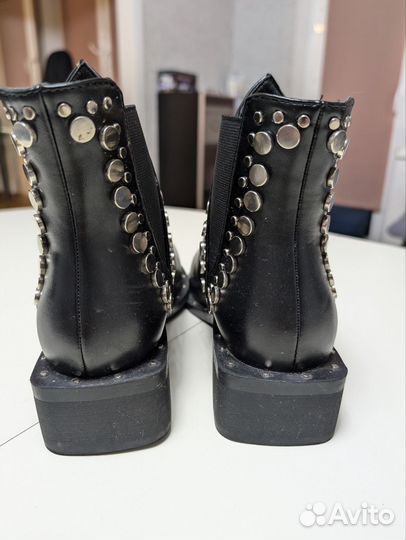 Продам ботильоны 39 размер с клепками