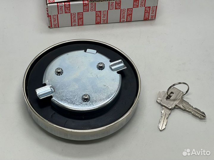 Крышка бензобака металлическая с ключом AT20770