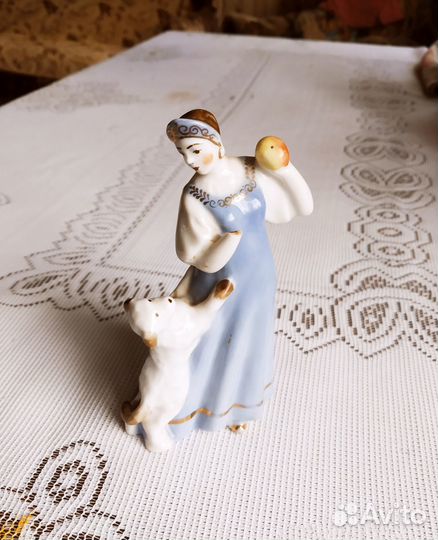 Статуэтка Царевна с яблоком Дефект без кисти