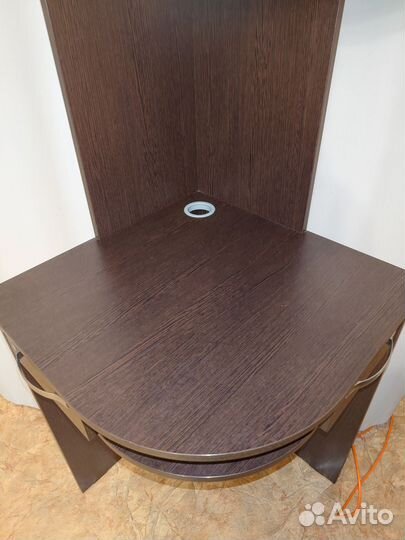 Угловой письменный стол