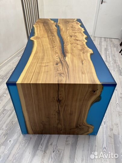 Стол из массива и смолы