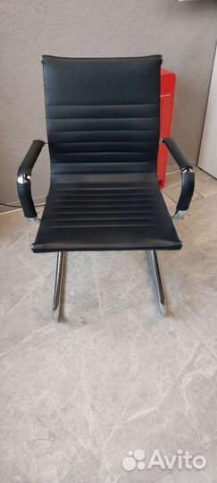 Офисное кожаное кресло