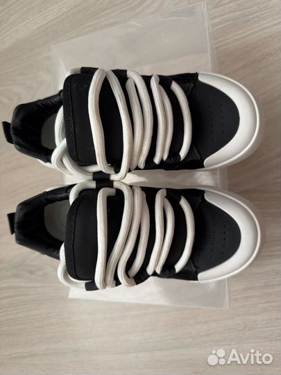 Кроссовки женские