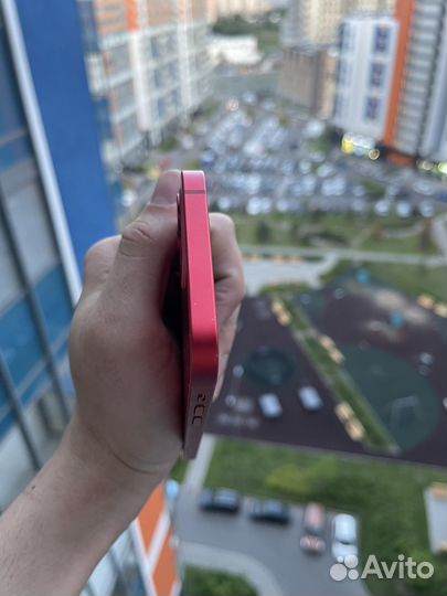 iPhone 12 красный