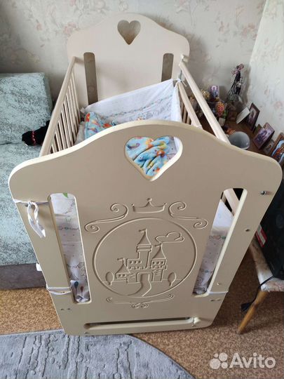 Детская кроватка с маятником и ящиком