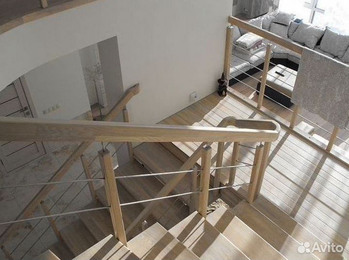 Лестница из ясеня на металлическом каркасе