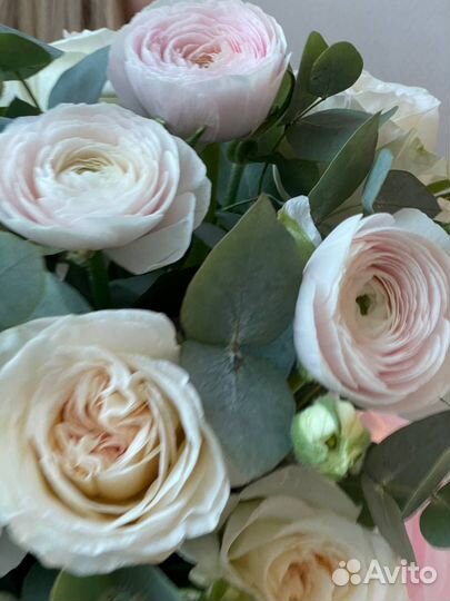 Ранункулюсы с розами