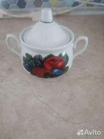 Сахарницы и чайник