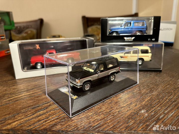 1:43 NEO, Premium X: Toyota Land Cruiser, Ford