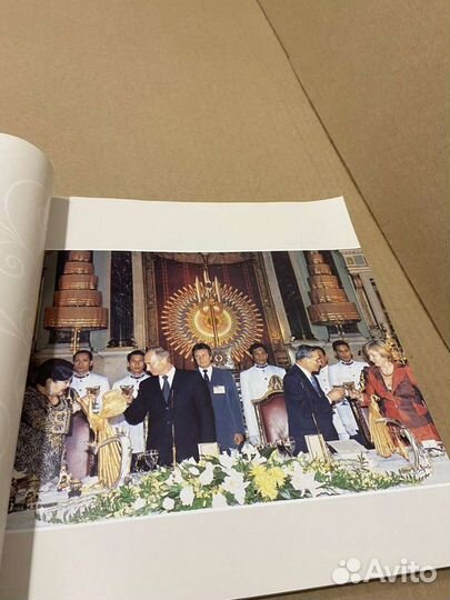 Коллекционная книга посвященная королю Таиланда