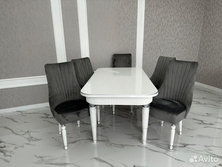Стол и стулья новые