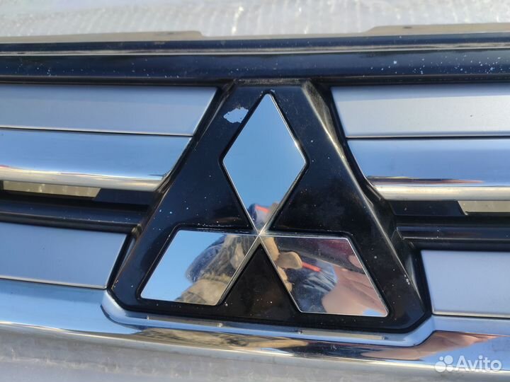 Решетка радиатора Mitsubishi Outlander оригинал