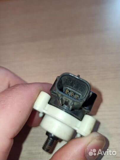 Датчик высоты дорожного просвета Toyota Avalon