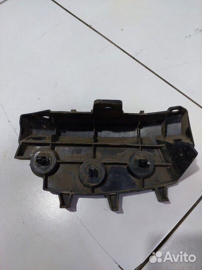 Кронштейн заднего бампера правый верхний