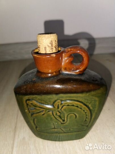 Кувшин и графин, бутылки