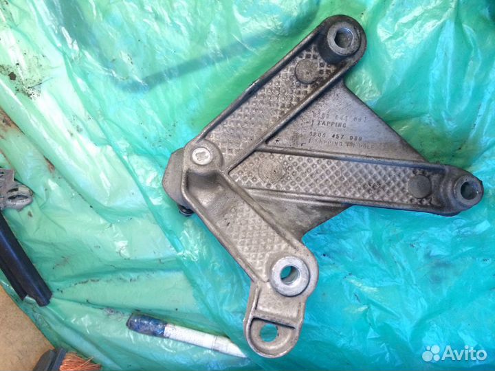 Кронштейн кпп Renault Logan