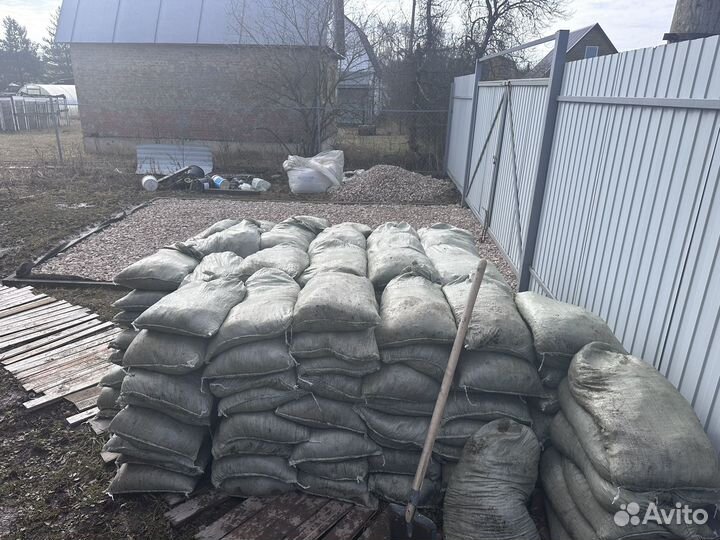 Чернозем в мешках с перегноем