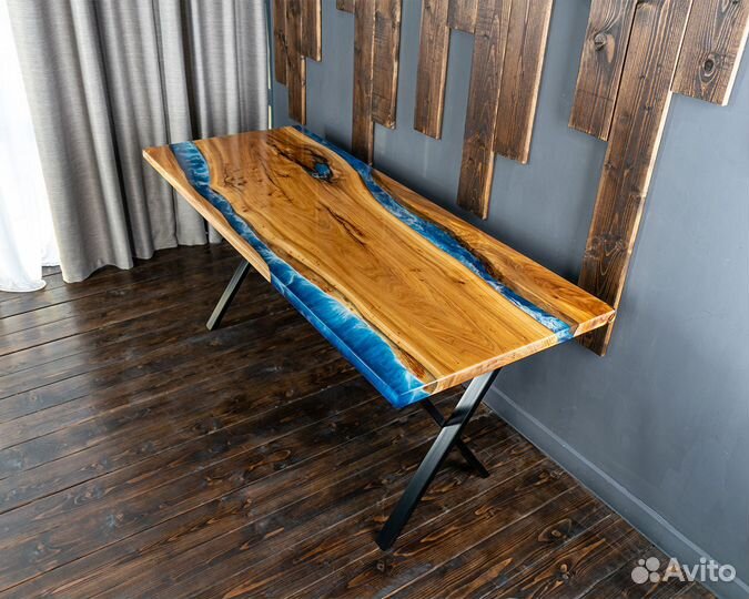 Стол из слэба вяза и эпоксидной смолы