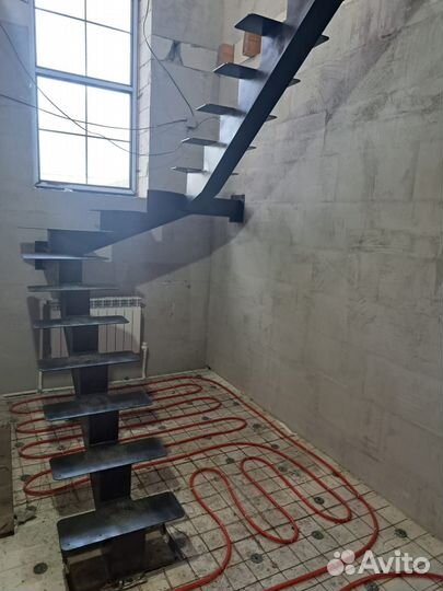 Металлическая лестница, изделия из металла