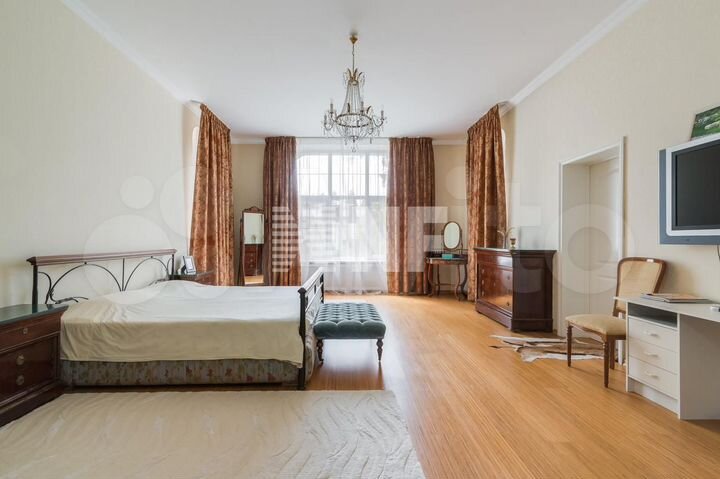 Дом 742,6 м² на участке 32,2 сот.