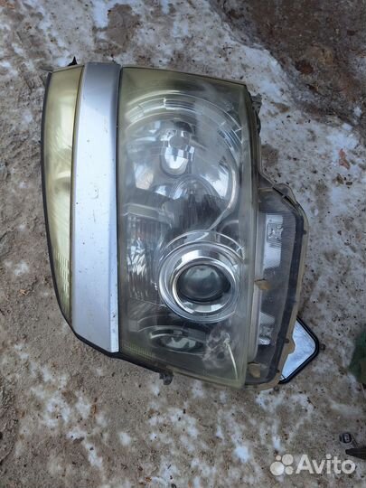 Фара левая toyota voxy ZRR70-75