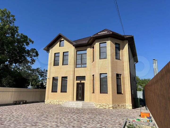 Дом 220 м² на участке 6,5 сот.