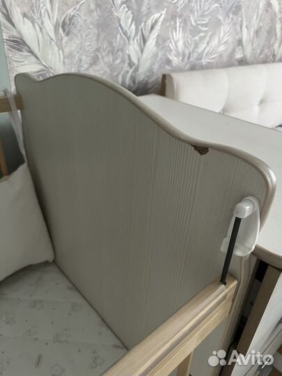 Детская кроватка с маятником и ящиком