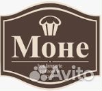 Официант в кафе Моне