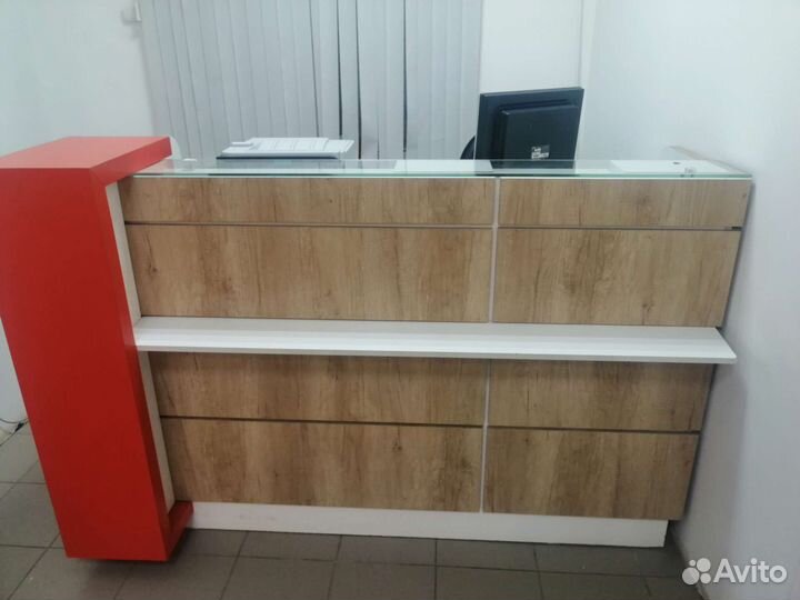 Витрины, столы, рецепшен