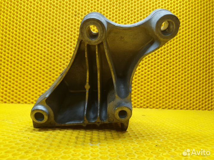 Кронштейн двигателя правый Ford Mustang VI N48H