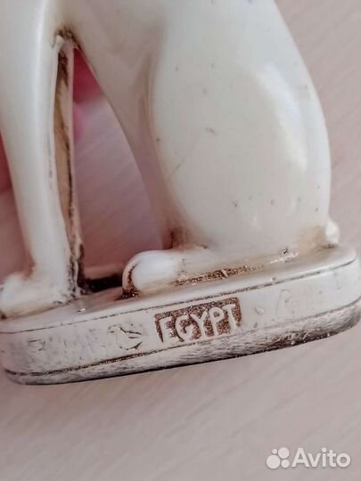 Статуэтки: кошка из Египта и фосфорный орëл