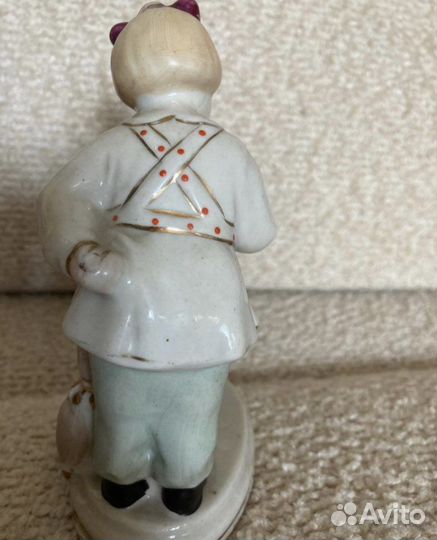 Фарфоровая статуэтка