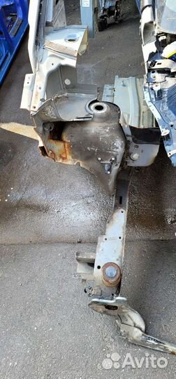 Чашка переднего амортизатора VW Transporter T5