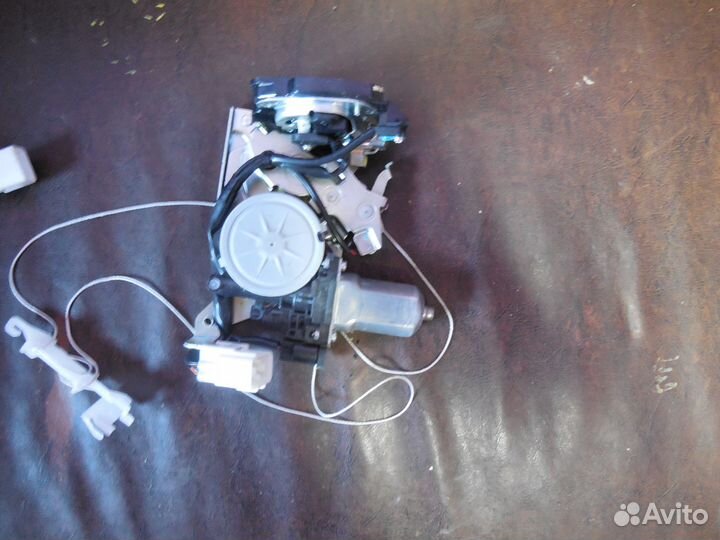 Замок багажника для Toyota Land Cruiser 200