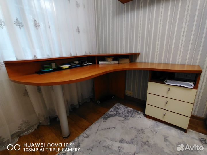 Кровать, угловой стол, полка