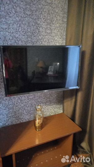 Телевизор LG, диагональ 81см