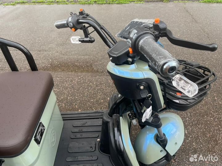 Электрический трицикл трехместный