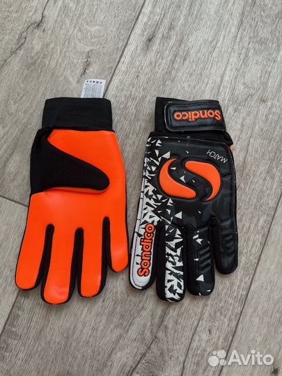 Вратарские перчатки