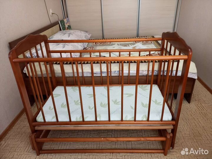 Детская кроватка с маятником