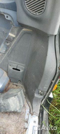 Обшивки салона на Nissan Serena c23