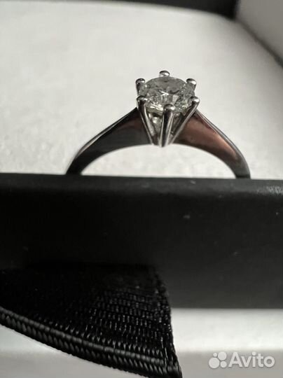 Золотое кольцо с бриллиантом