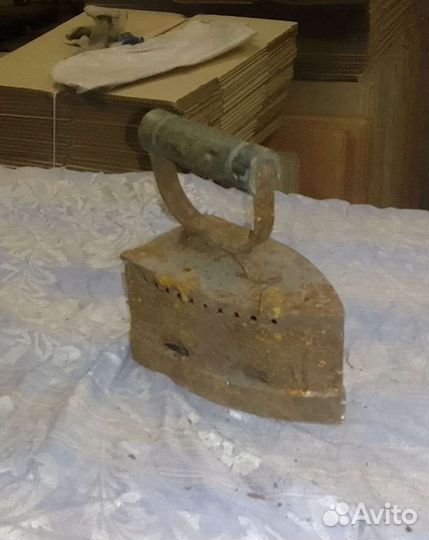 Старинный угольный утюг