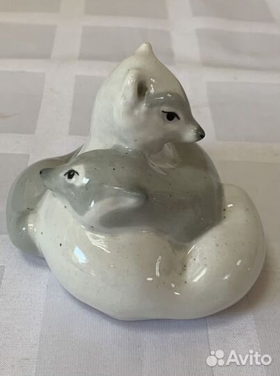 Статуэтка фарфор. Два песца. лфз