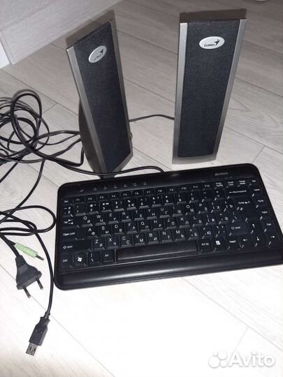 Компьютерные колонки и клавиатура