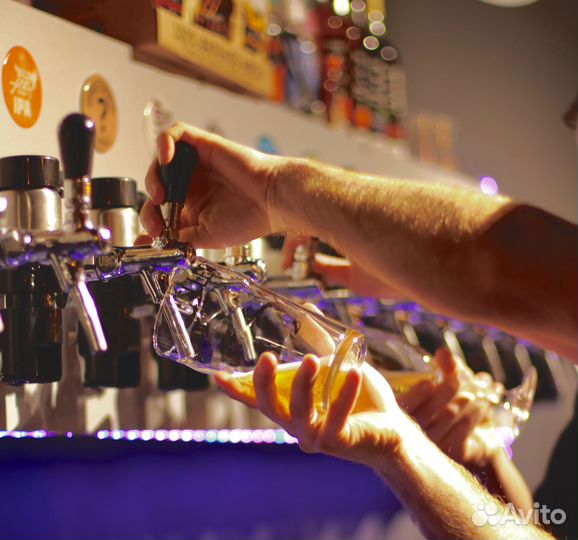 Бармен в Gellert Bar